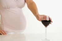 borért nyúló terhes nő, alkohol, újszülött, terhesség