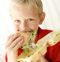 Fiú hamburgerrel Fiú hamburgerrel