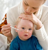 kisfiú és lázát mérő anya, háromnapos láz, roseola, vírus