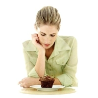 muffint nézegető nő, ételek, kísértés, önfegyelem muffint nézegető nő, ételek, kísértés, önfegyelem