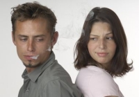 dohányzó férfi füstöt fúj egy nőre, passzív dohányzás, amputáció