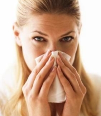 orrát fújó nő, pollenszezon, parlagfű-allergia